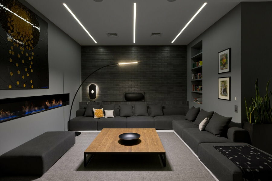 Interior do apartamento de solteiro em tons de cinza