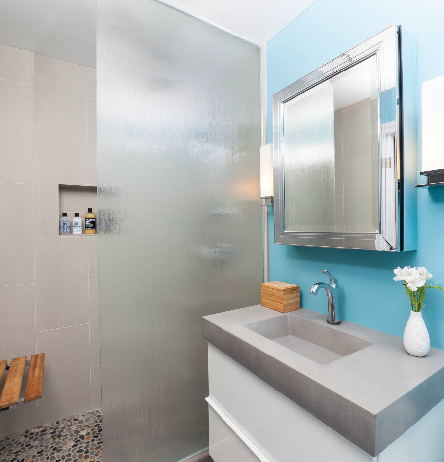 Sininen seinä pienessä kylpyhuoneessa