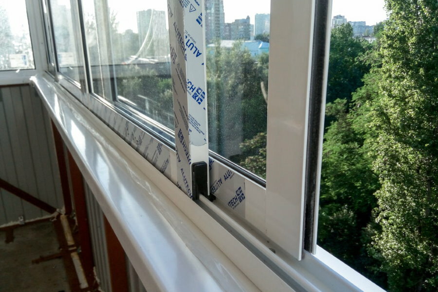 Aluminum sliding doors on the balcony parapet