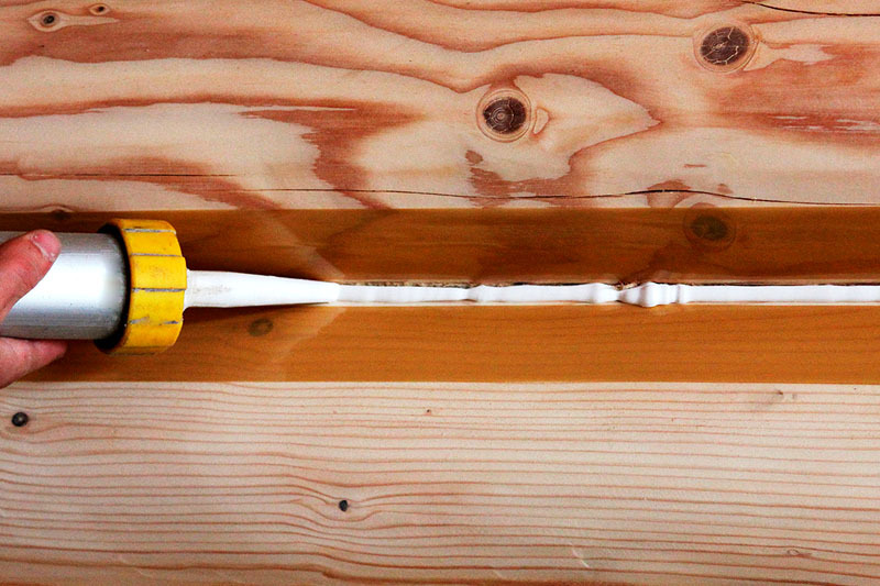 Metoder til forsegling af revner i en log: savsmuld, epoxy, fugemasse, mos