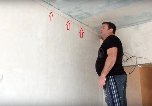 Hoe een plafondplint te lijmen: installatie- en afwerkingsfuncties