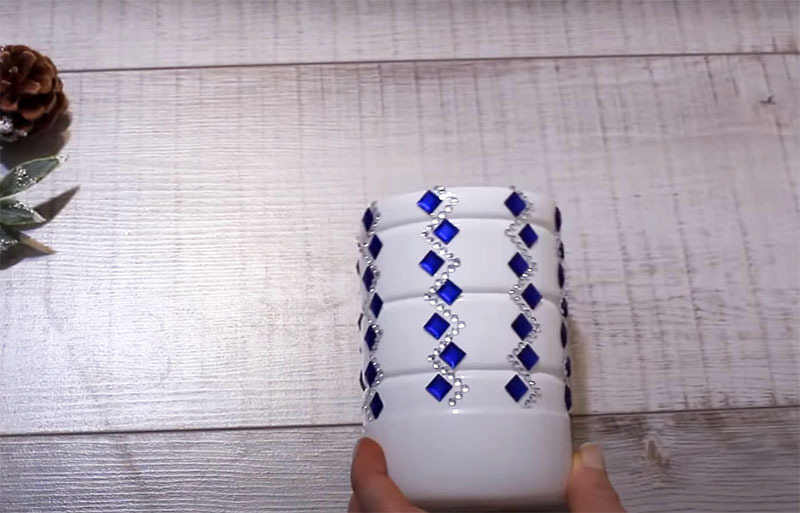 Pegue los diamantes de imitación en la botella con una distancia de 2-3 centímetros.