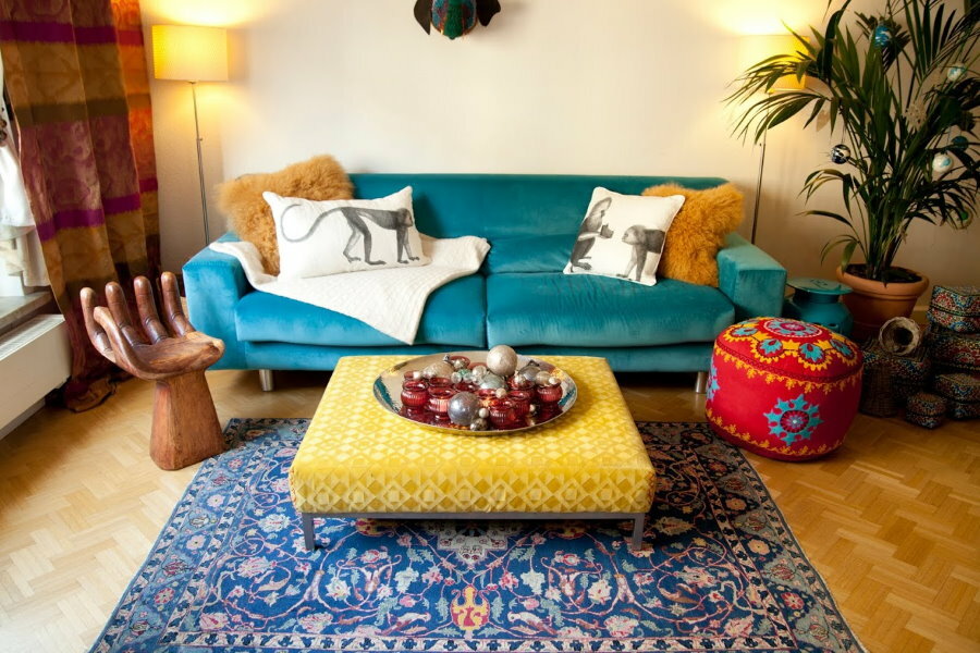 Utdragbar soffa klädd i blått