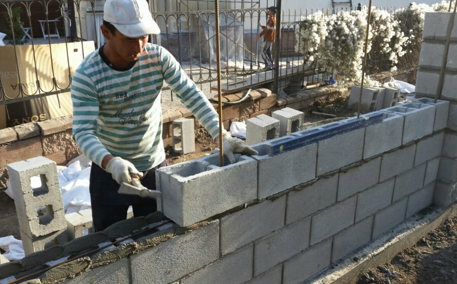 Gör-det-själv murverk av ett staket av armerade betongblock