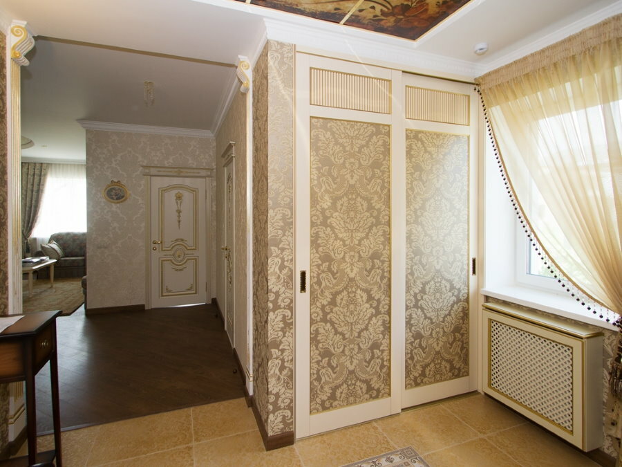 Klizni ormar u neoklasičnom hodniku