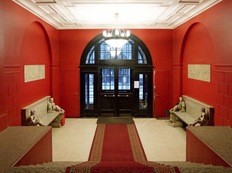 El vestíbulo está pintado festivamente en colores brillantes, en la entrada hay bancos de mármol con estatuillas de viajeros de vacaciones.