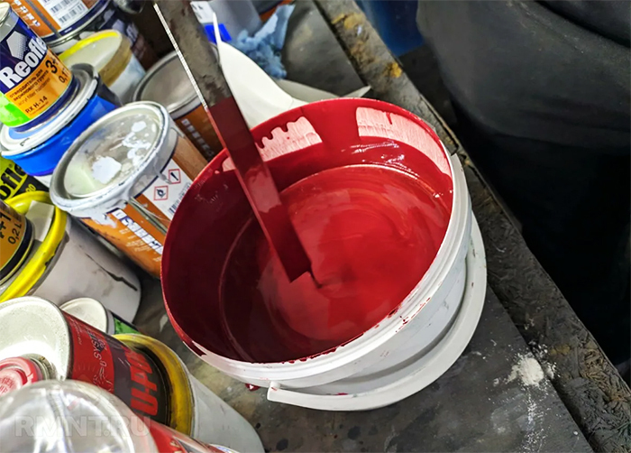 Zawsze trzeba kupować farbę z marginesem, a nawet jeśli pozostało trochę składu, można to zaoszczędzić na drobne naprawy. Należy pamiętać, że beton jest porowatą powierzchnią, która może wchłonąć część farby, co zwiększa zużycie.