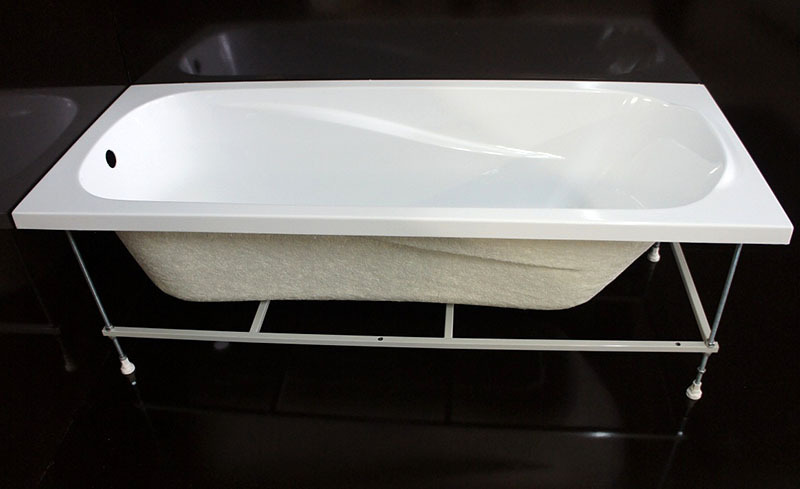 Pro akrylátové vany jsou k dispozici speciální montážní sady, které zabraňují deformaci mísy