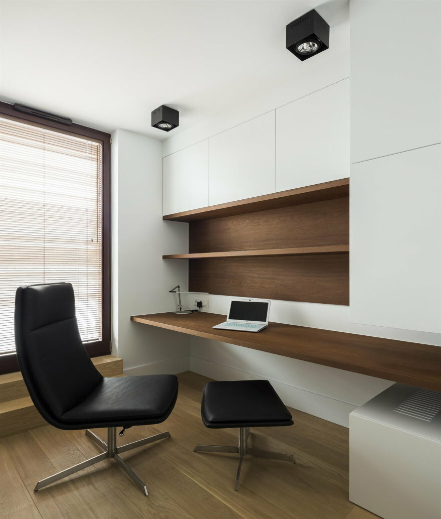 Stilig arbeidsplass i en moderne stue