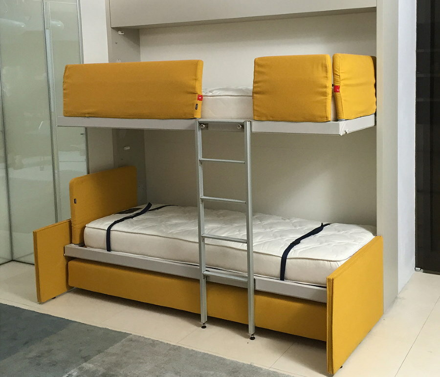 Összecsukható ágyak a tizenévesek hálószobájában