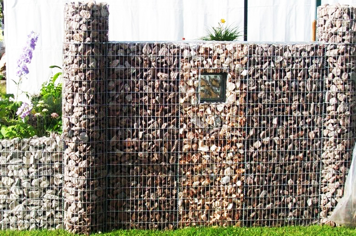 Za takvu ogradu izrađuje se okvir od čelične mreže koji se jednostavno puni kamenom. Izgleda vrlo čvrsto