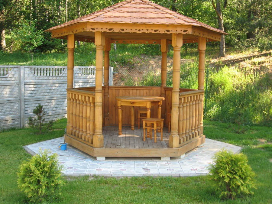 Compact tuinhuisje gemaakt van hout op de plaats van tegels