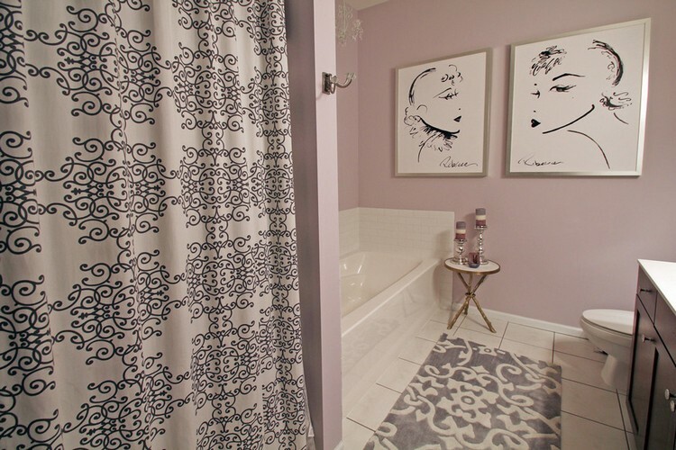 intérieur de salle de bains moderne avec des peintures sur le mur