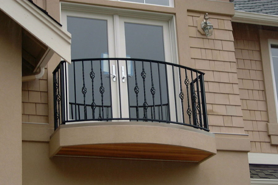 Foto de uma varanda compacta na fachada de uma casa particular