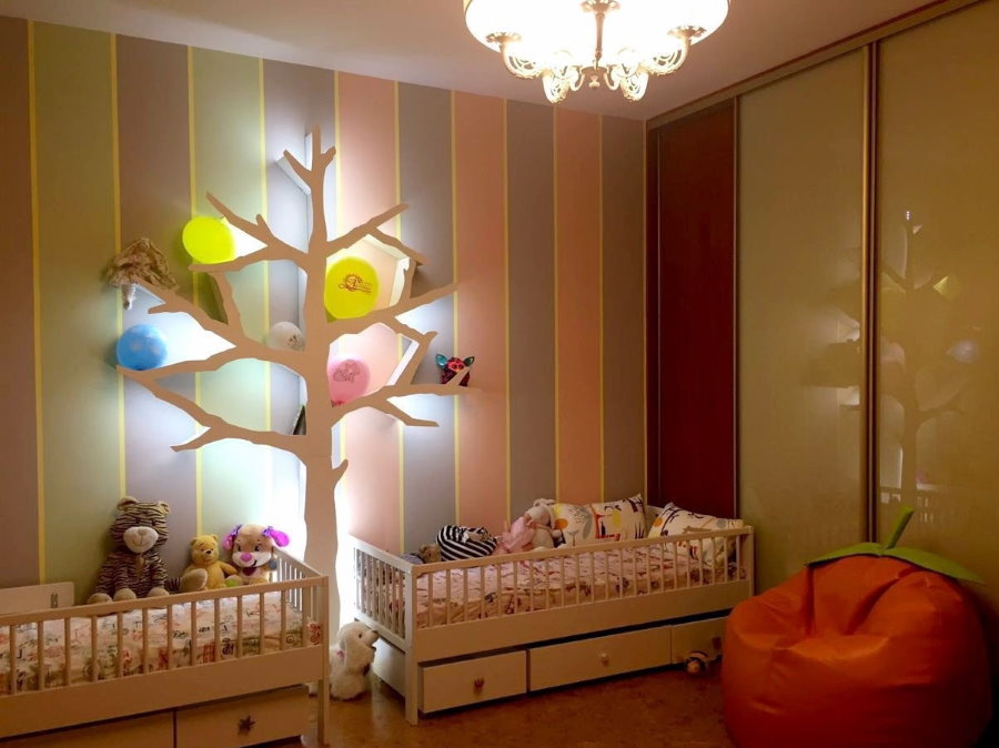 Podświetlane drzewo przy łóżeczkach dla noworodków