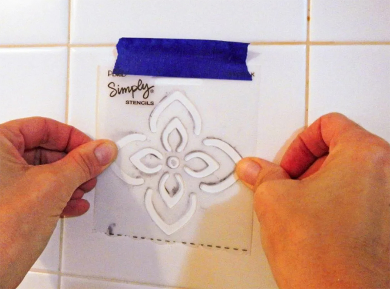 Du kan bruke mønstre og ornamenter på flisene ved hjelp av en kjøpt eller selvlaget sjablong