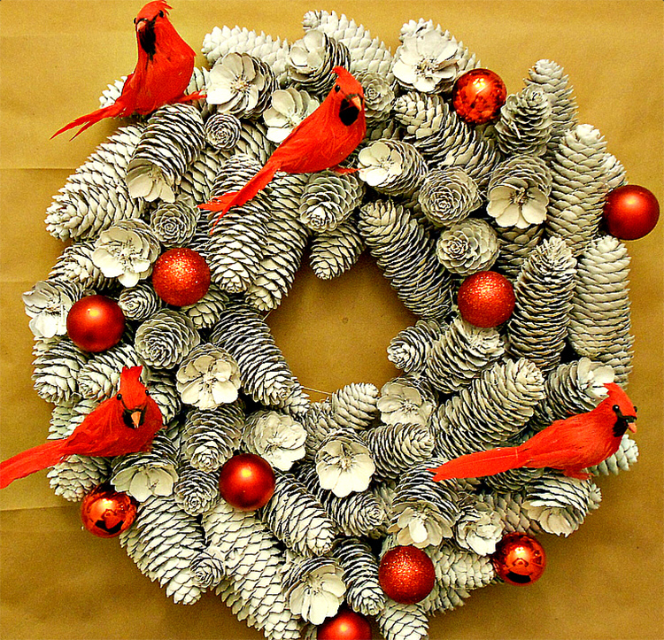 Juletrepynt brukes tradisjonelt til å dekorere nyttårs komposisjoner fra kjegler. Og hvis du finner uvanlige figurer som matcher dem, får du et så lyst sett