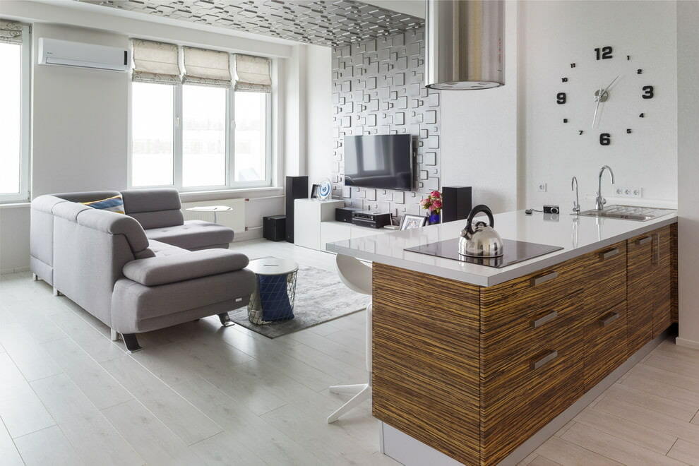 Kello minimalistiseen tyyliin sisustetun keittiö-olohuoneen sisätiloissa