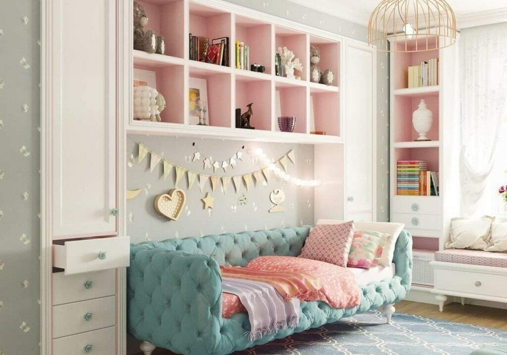 Kényelmes kanapé egy lányos szoba belsejében