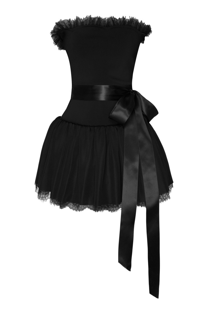 Czarna sukienka z kokardą w talii
