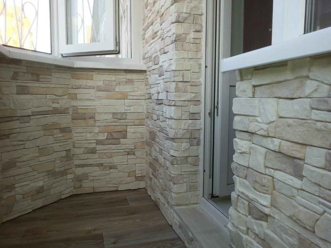 Konstgjord sten på väggen på den inglasade balkongen