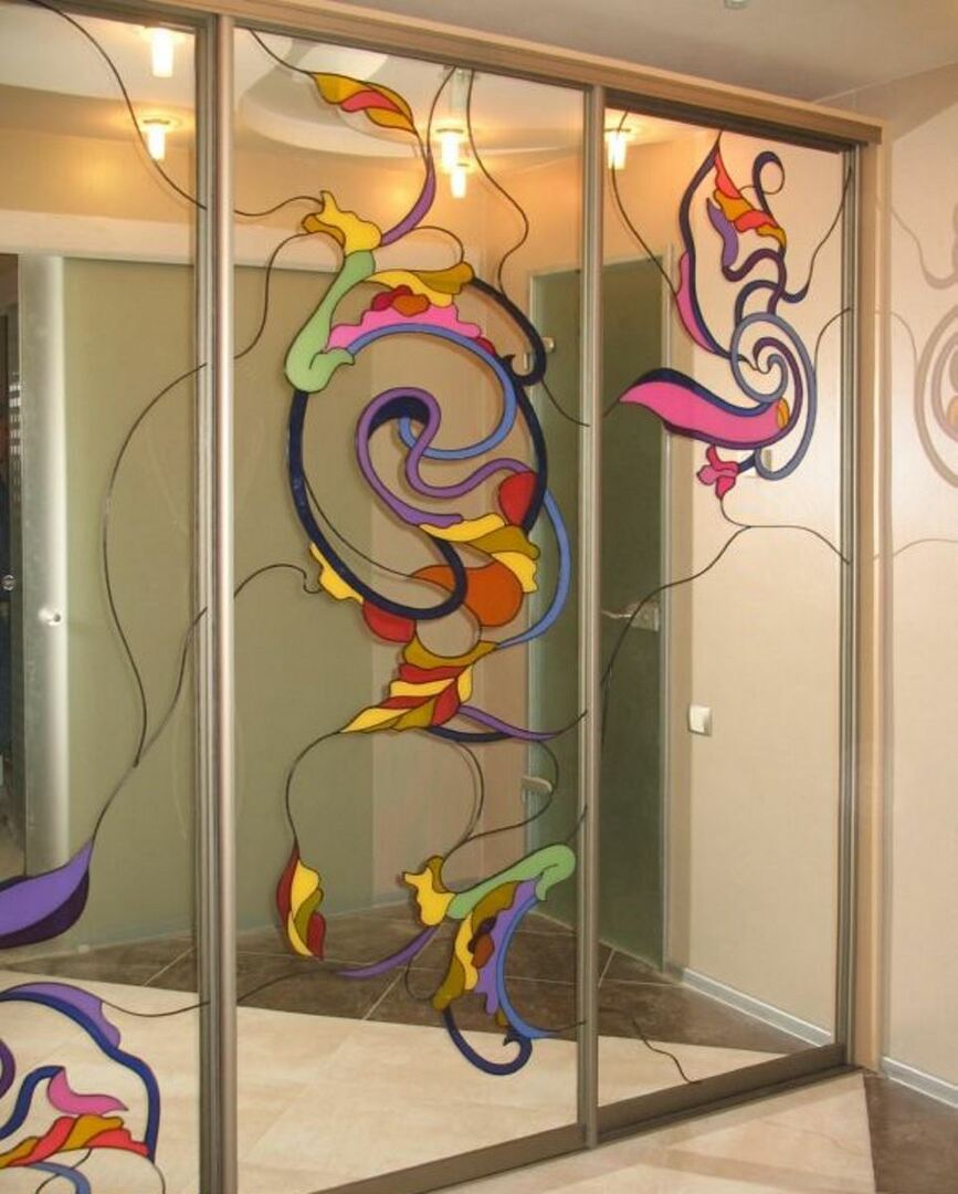 skyvedører for garderobe med glassmalerier