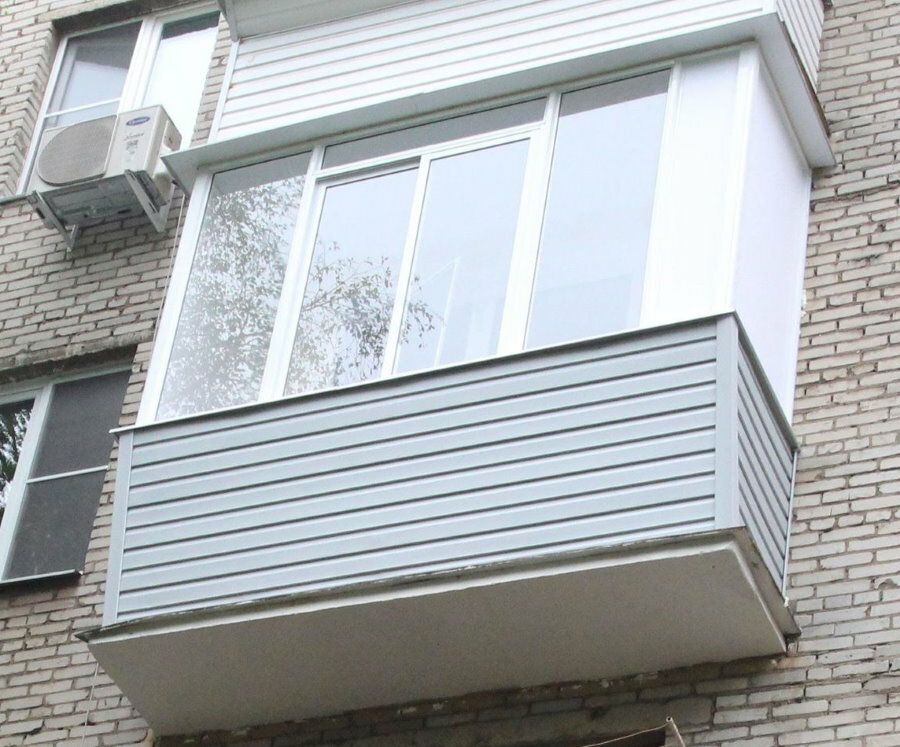 Foto van het glazen balkon van de Chroesjtsjovka buiten