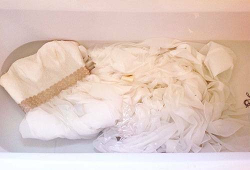 איך לשטוף את שמלת הכלה שלך בבית: דרכים יעילות