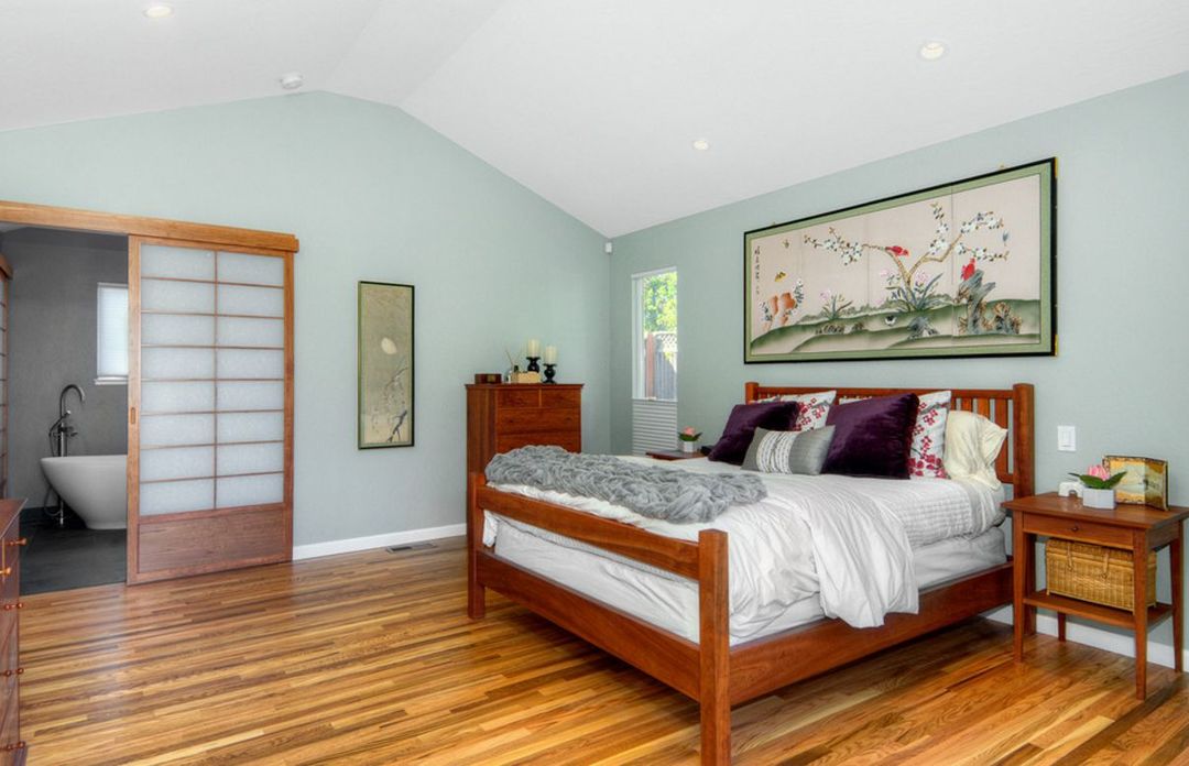 Lógnak az ágyon a hálószobában: kép kiválasztása a különböző tervezési szoba