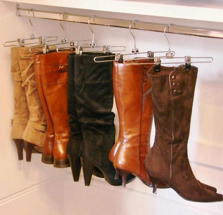 Almacenamiento de botas de mujer en el compartimento del armario.