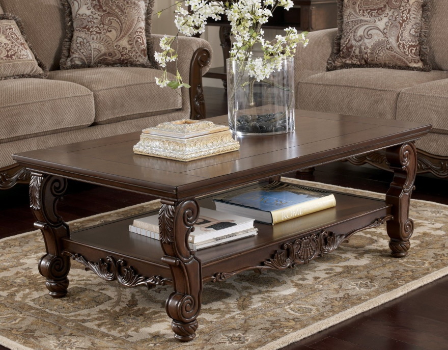 Konferenční stolek z dubu v klasickém stylu obývacího pokoje