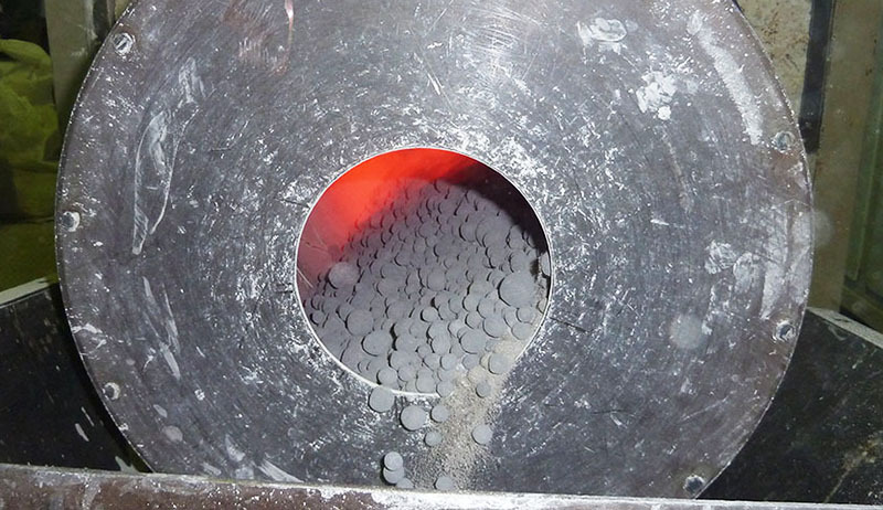 A espuma de vidro é obtida por tratamento térmico da mistura bruta a uma temperatura muito elevada