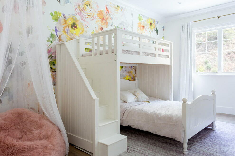 Weißes Bett aus massiver Birke im Mädchenzimmer