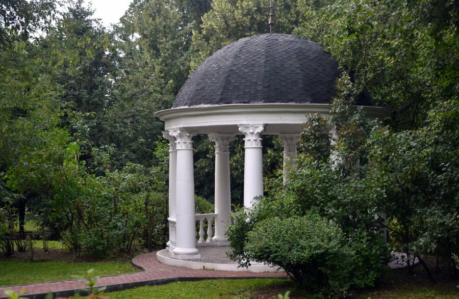 Rotunda pavilon egy vidéki parkban