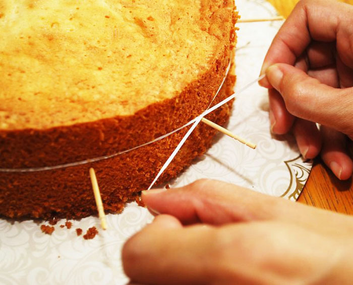 Dies ist eine großartige Möglichkeit, einen Kuchen oder Kuchen sogar in Kuchen zu schneiden, sogar in Bruchteile.