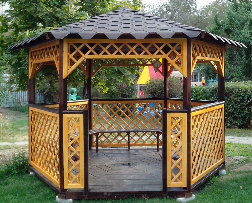 Holzpavillon in Form eines Sechsecks