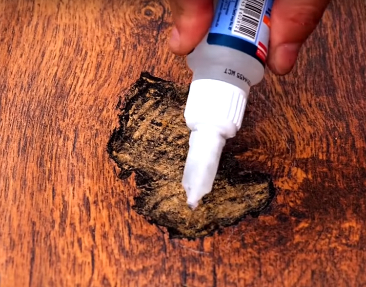 Apply wood glue to the cleaned area. You can use building PVA or universal glue, which is suitable for different materials.