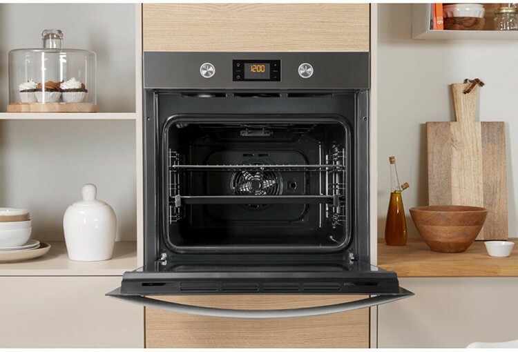 O forno embutido economiza espaço de cozinha utilizável e independência do fogão
