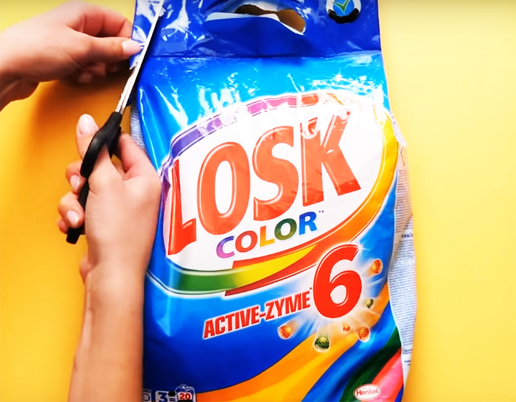 Make a small hole on the bag with washing powder so that your plastic blank fits snugly into it.