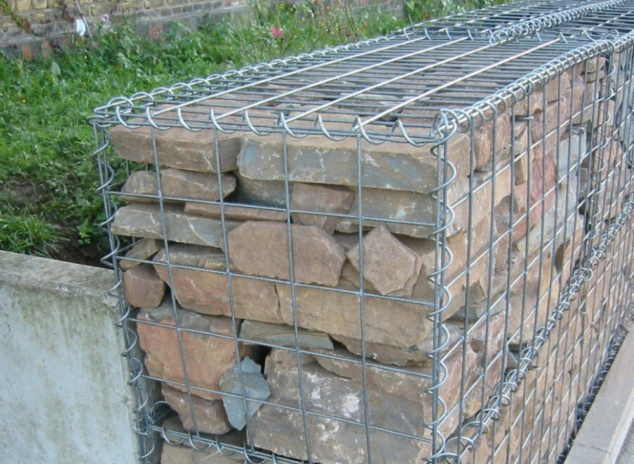 Foto av en gabion med ramme i rustfritt nett