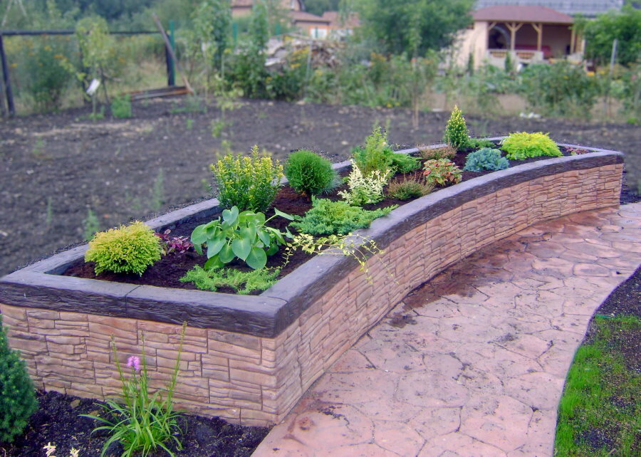 Obloukový betonový záhon s vysazenými rostlinami