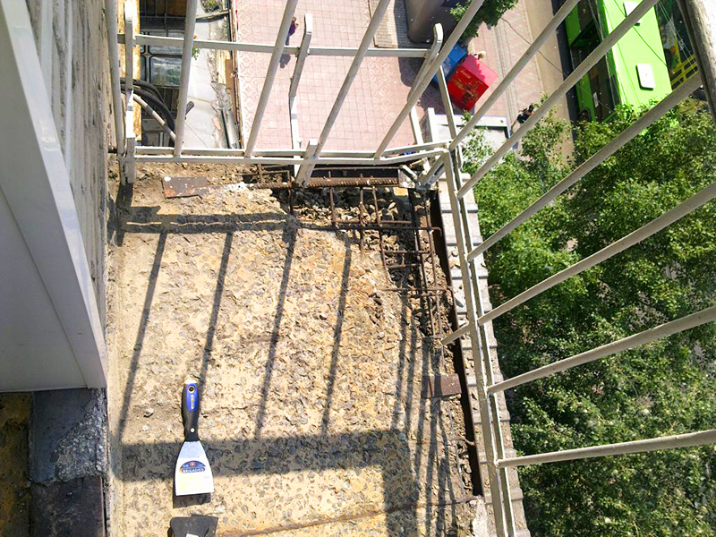 Avant de refaire le balcon, il est nécessaire d'examiner l'état de la dalle du balcon