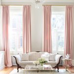 Svetlo rožnate zavese v notranjosti sivo dnevne sobe