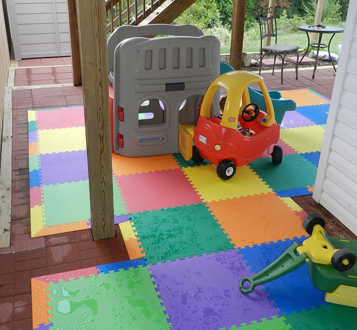 Barva mat puzzle na keramickou podlahu terasy soukromého domu