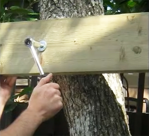 Kako zgraditi hišo na drevesu z lastnimi rokami: hitro, učinkovito in varno