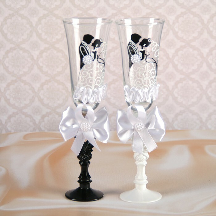 Et sæt bryllupsglas 2 stk " Bride and groom" med sløjfer, farve sort og hvid