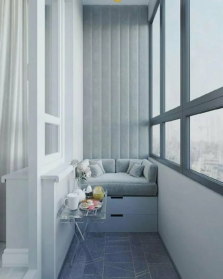 Liten sofa på loggia i stil med minimalisme