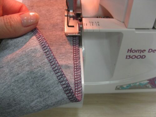 Overhands naaien in dergelijke machines wordt uitgevoerd in drie of vier draden, voor dunne stoffen - in twee