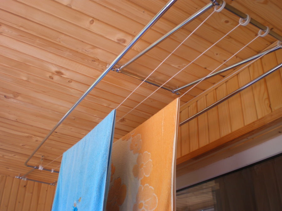 Sušení ručníků na stropě révy na balkoně