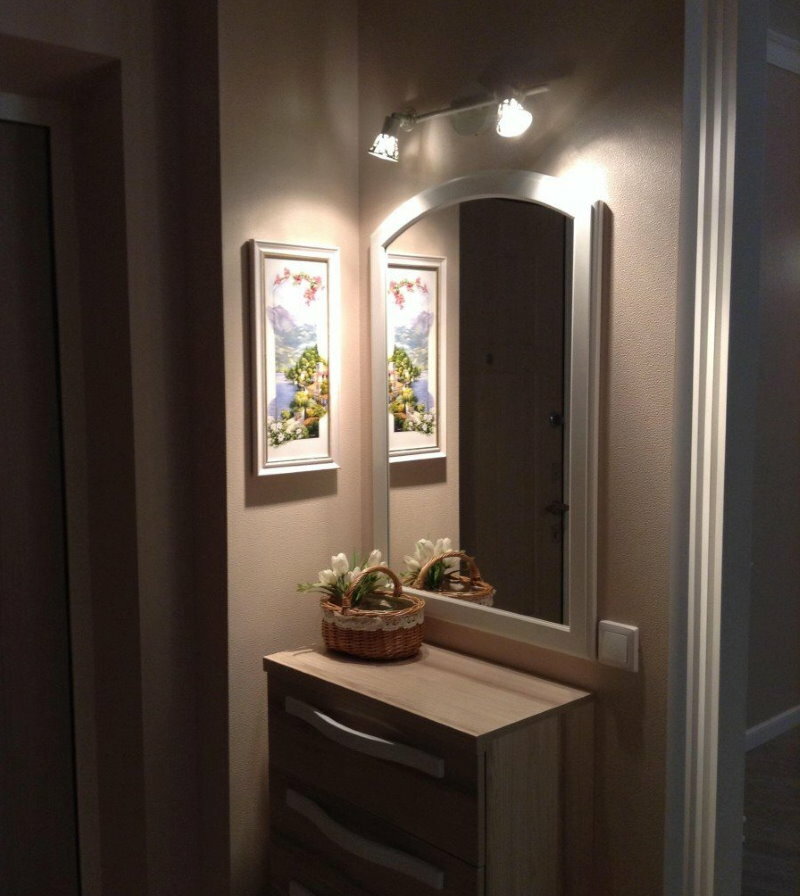 Osvětlené zrcadlo v malé chodbě